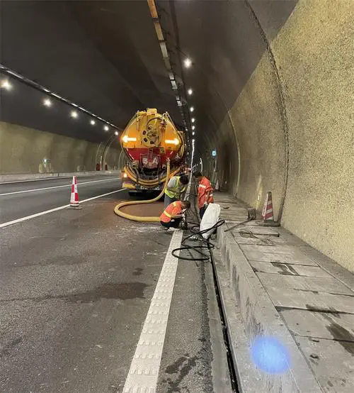 衡东隧道排水渠清淤